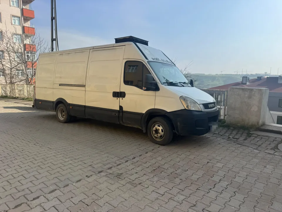 Kasası ses yalıtımlı mobil jeneratör aracı